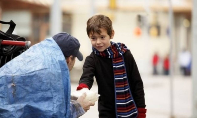 Μαθητές δημοτικού προσφέρουν φαγητό από το γεύμα τους σε συσσίτια