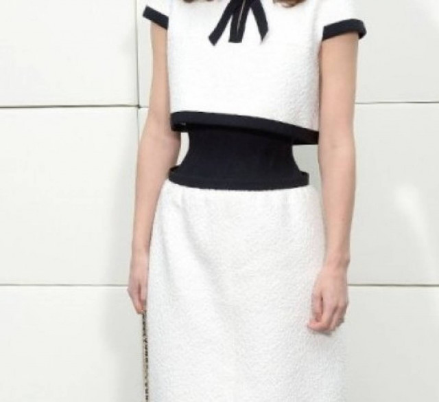 Αυτό κι αν είναι μικροσκοπική μέση! Πόσα κιλά είναι η 28χρονη star;