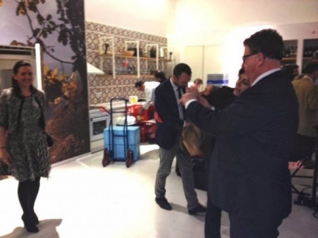 Η Όλγα Κεφαλογιάννη ποζάρει για χάρη του… Φούχτελ (photos)