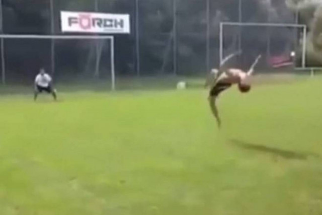 Ημίγυμνος ποδοσφαιριστής εκτελεί πέναλτι με…τούμπα και σκοράρει! (vid)