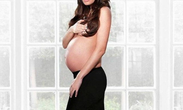 Λίγο πριν γεννήσει φωτογραφήθηκε ημίγυμνη!
