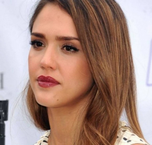 H Alba γίνεται ξανά στρίπερ, μετά από 9 χρόνια και 2 παιδιά