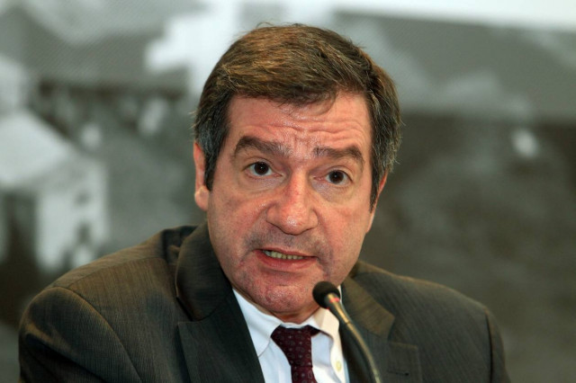 “Kaminis says he’s independent, but he is backed by PASOK-DIMAR”