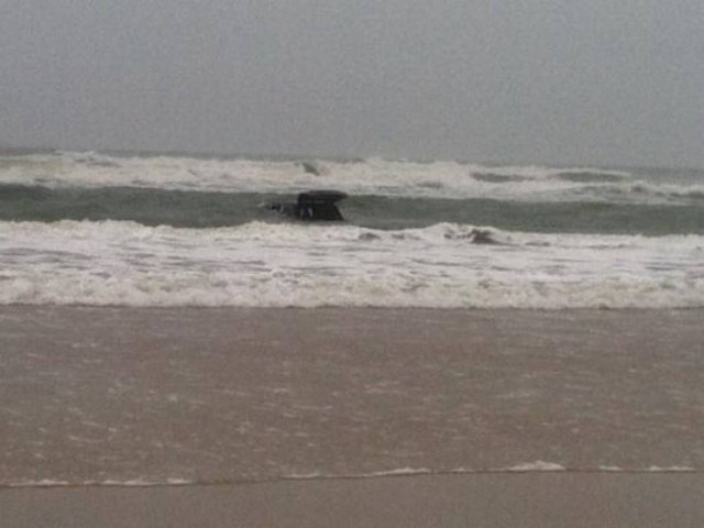 Bίντεο: Μητέρα προσπαθεί να πνίξει τα παιδιά της στη θάλασσα