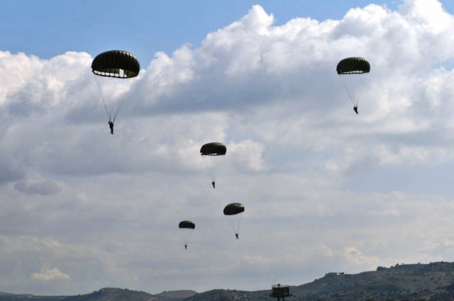 Exercise “Arrow” This is how the Greek Paratroopers are training (pic)