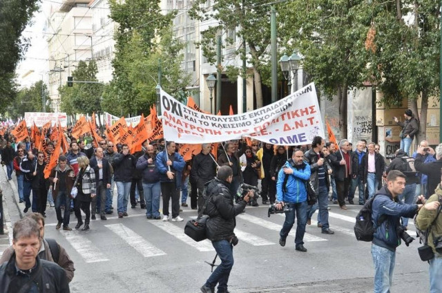 Σε εξέλιξη η πορεία της ΟΛΜΕ και της ΠΟΕ ΟΤΑ (pics-vids)