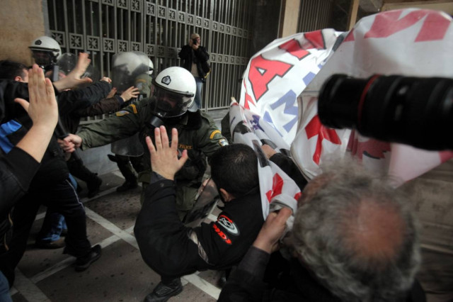 Καρέ – καρέ οι συγκρούσεις διαδηλωτών – ΜΑΤ στο κέντρο (pics)