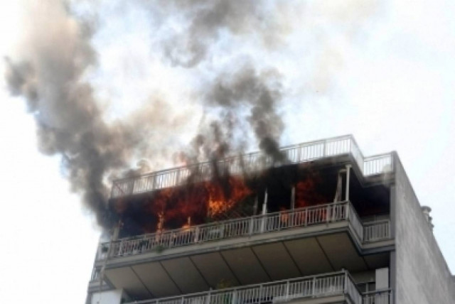 ΤΡΑΓΩΔΙΑ: Έπεσε νεκρή ενώ η γειτόνισσά της καιγόταν!