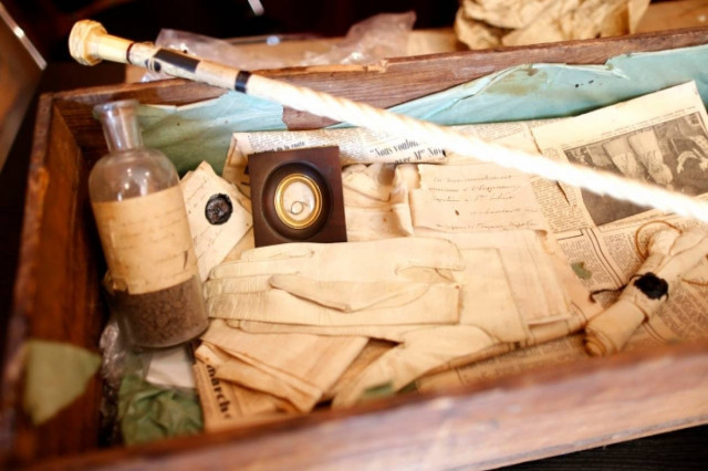 Στο «σφυρί» τα μαλλιά και το πουκάμισο του Ναπολέοντα