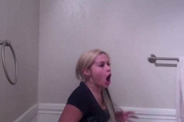 Απίστευτη φάρσα: Δείτε τι έκανε ο κάφρος στην κοπέλα του (video)