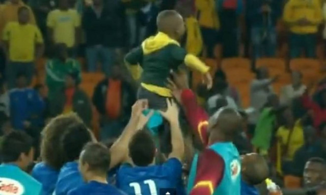 Αγοράκι μπήκε στο γήπεδο και το πήραν στα χέρια τους οι παίκτες