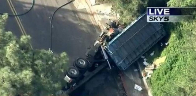 Περιπολικό σφηνώθηκε σε νταλίκα