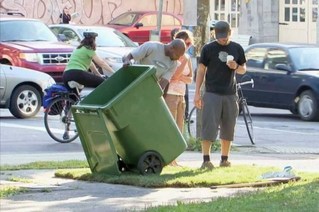 Ξεκαρδιστική φάρσα: Άντρας πετάγεται από τα σκουπίδια και... (video)
