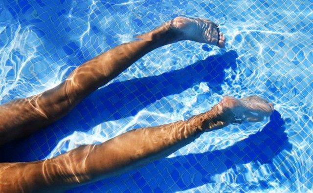 Δεν θα ξαναμπείτε σε πισίνα, αν δείτε τι περιέχει...