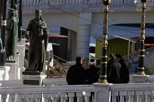 Σκόπια: Προεδρική φρουρά φυλάει το άγαλμα του Ντουσάν!