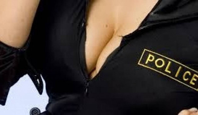 Δεν την προσλάμβαναν στην αστυνομία επειδή είχε μεγάλο στήθος!