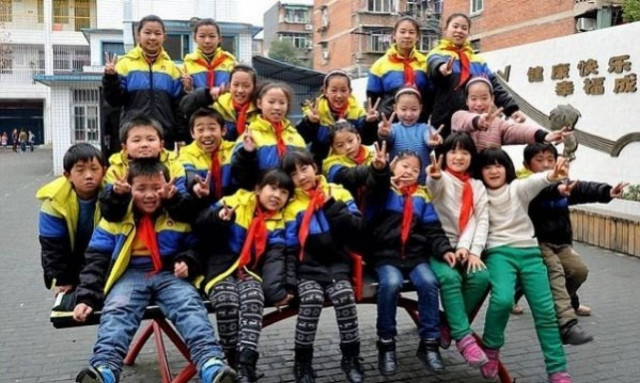 Δασκάλα- ήρωας! Διδάσκει σε 20 δίδυμα παιδιά! (εικόνες)