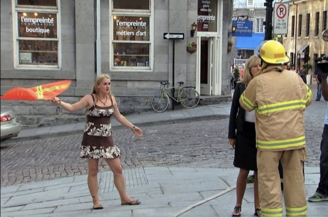 Φάρσα: Πυροσβέστης δίνει συνέντευξη εν ώρα πυρκαγιάς... (video)