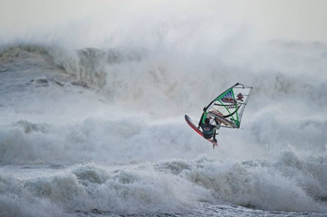 Windsurfing σε συνθήκες τυφώνα (video)