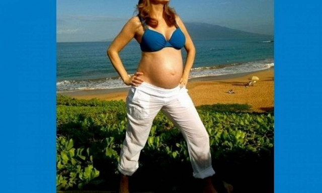 Γιόρτασε τα γενέθλιά της με την... κοιλιά της και γιόγκα στη θάλασσα