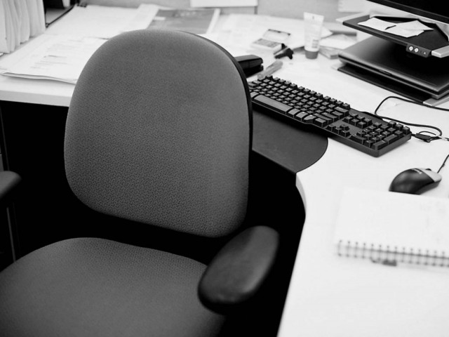 Νέες απολύσεις στο Δημόσιο ζητά η τρόικα (vid)