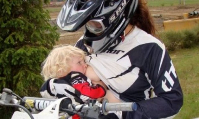 Φωτογραφίες θηλασμού σε... περίεργες στιγμές