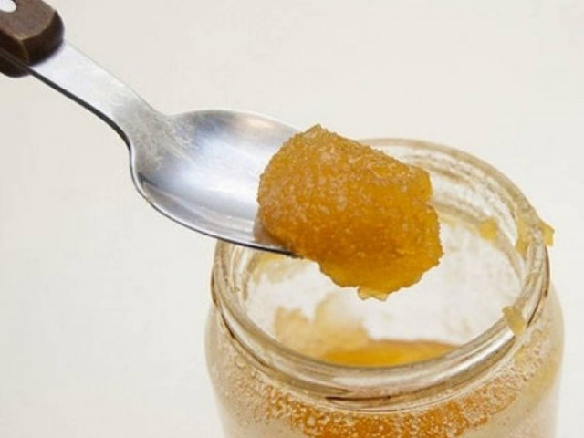 Η καλύτερη λύση για να «ζωντανέψεις» ξανά το ζαχαρωμένο μέλι