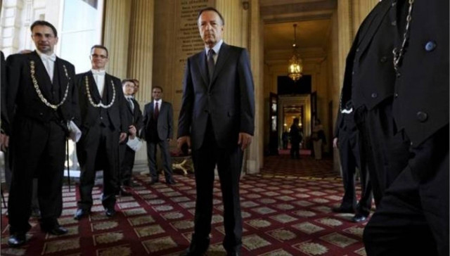 Μπελ: Πρέπει να χαλαρώσει λίγο η μέγγενη του χρέους της Ελλάδας