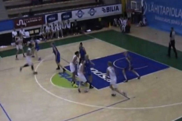 Απίστευτο ξύλο σε αγώνα μπάσκετ γυναικών (video)