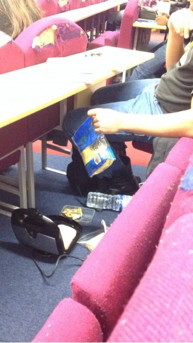 Φοιτητής ψήνει τοστ κατά τη διάρκεια μαθήματος!