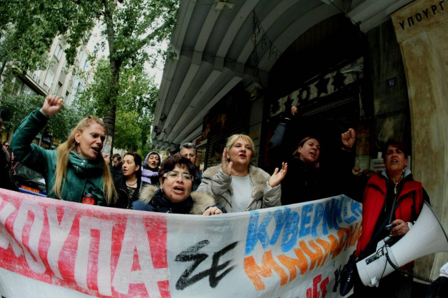 Συγκέντρωση απολυμένων καθαριστριών στο υπουργείο Οικονομικών (Pics)