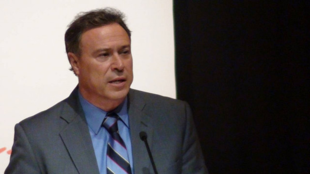 Ο Σγουρός στοχεύει τη Δούρου