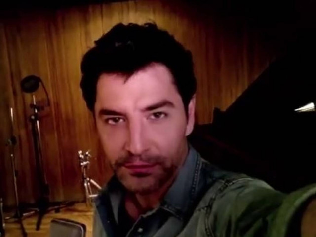 Σάκης Ρουβάς: Το ερωτικό selfie βίντεο που σπάει… ταμεία στο youtube!