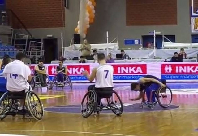 Συγκλονιστικό βίντεο: Το ζεϊμπέκικο που έκανε το Ηράκλειο να δακρύσει!