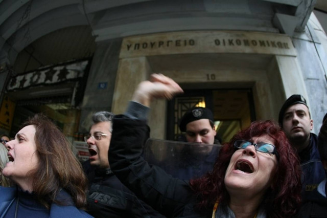 Έξω από το υπουργείο Οικονομικών οι καθαρίστριες (pics)