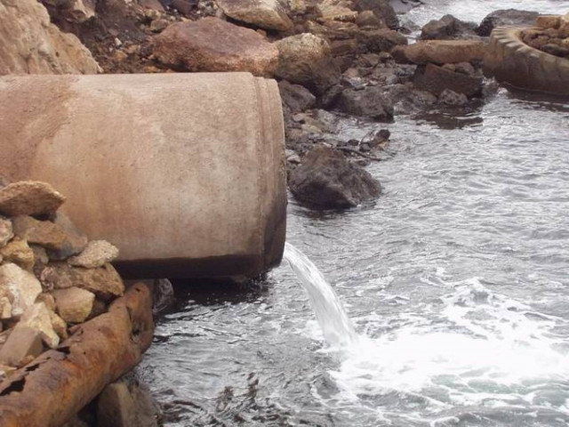 Κρήτη: Θαλάσσια ρύπανση από υγρά απόβλητα σε περιοχή του Ρεθύμνου