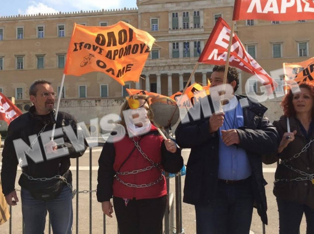 Καθηγητές αλυσοδέθηκαν έξω από τη Βουλή (pics)