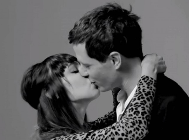 Φιλιά μεταξύ αγνώστων... (βίντεο)