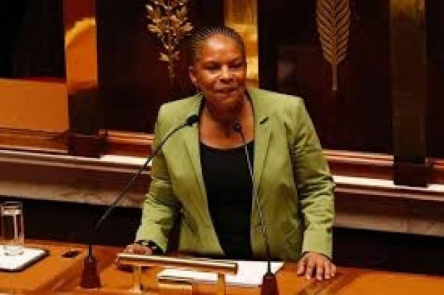 «'Οχι, δεν παραιτούμαι», απάντησε η υπουργός Δικαιοσύνης της Γαλλίας