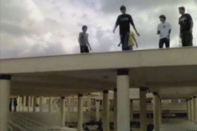 ΒΙΝΤΕΟ: Έπεσε από τον πρώτο όροφο και...