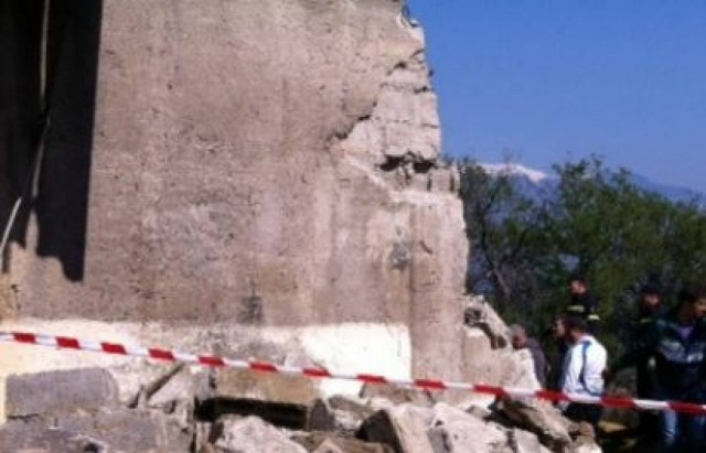 Τραγωδία στο Αγρίνιο: Δύο νεκροί από πτώση τοίχου (photos)