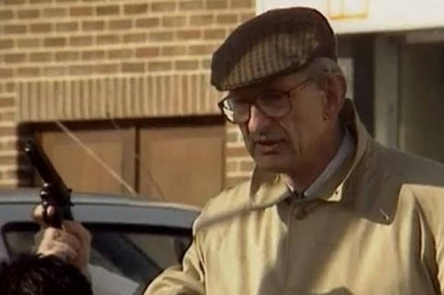 Ξεκαρδιστική φάρσα: Ανυποψίαστοι περαστικοί... πυροβολούν (video)