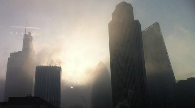 Η ομίχλη «έκρυψε» τη Βρετανία (pics)