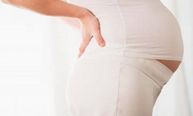 Είμαι έγκυος. Τι να κάνω για να δυναμώσω τη μέση μου;