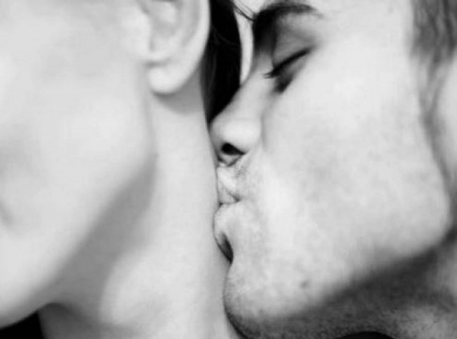 Το πρώτο σας φιλί! 10 πράγματα που περνάνε από το ανδρικό μυαλό