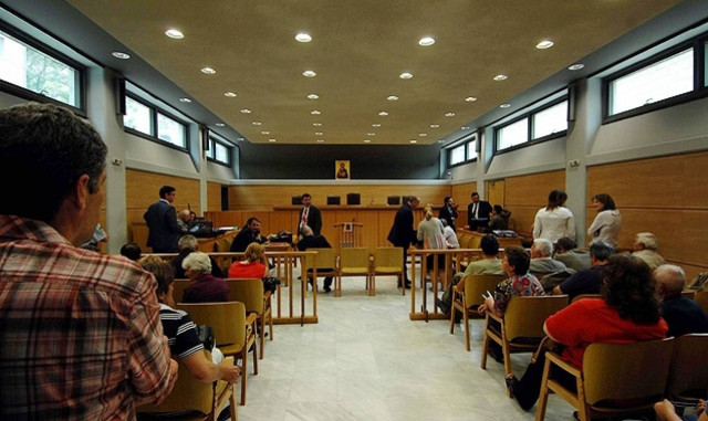 Πανικός στο Πρωτοδικείο Πατρών - Ηλικιωμένος μπήκε με την καραμπίνα