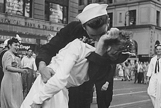 Πέθανε ο ναύτης της Τimes Square