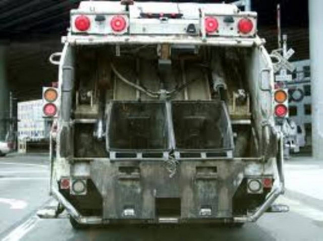 Άστεγοι κοιμήθηκαν σε κάδο σκουπιδιών και έπεσαν στο... (βίντεο)