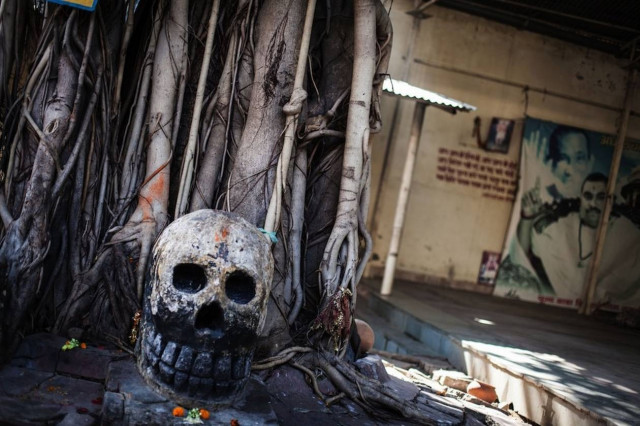 Η φυλή κανιβάλων που έχει κρανία για ποτήρια και τρέφεται με νεκρούς!