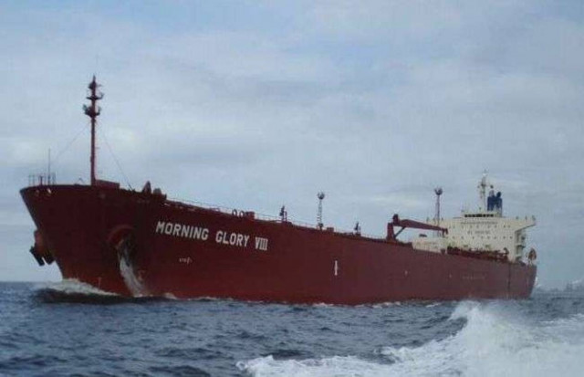 Το αμερικανικό ναυτικό παρακολουθεί το πετρελαιοφόρο Morning Glory